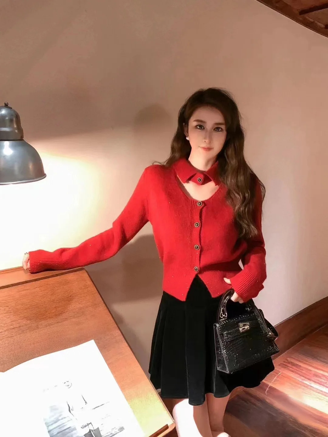 През пролетта и есента 2024 година, новият женски мързелив червен вязаный жилетка, корейски однобортный кратък выдолбленный пуловер, палто